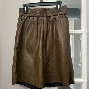 SALE 2/$20 Chocolate brown faux leather women’s shorts size medium EUC
